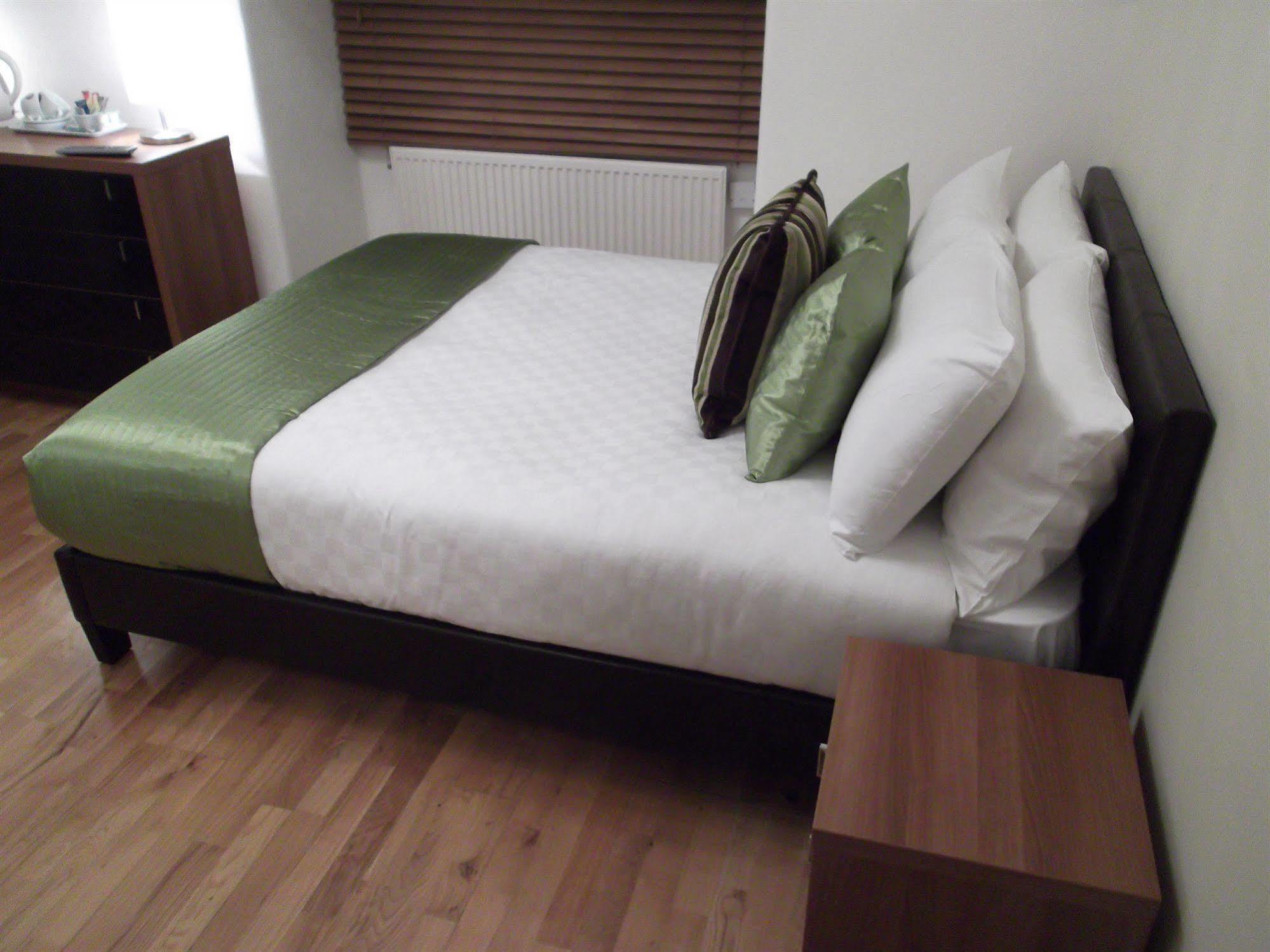 The Stag Enfield Hotel Екстериор снимка