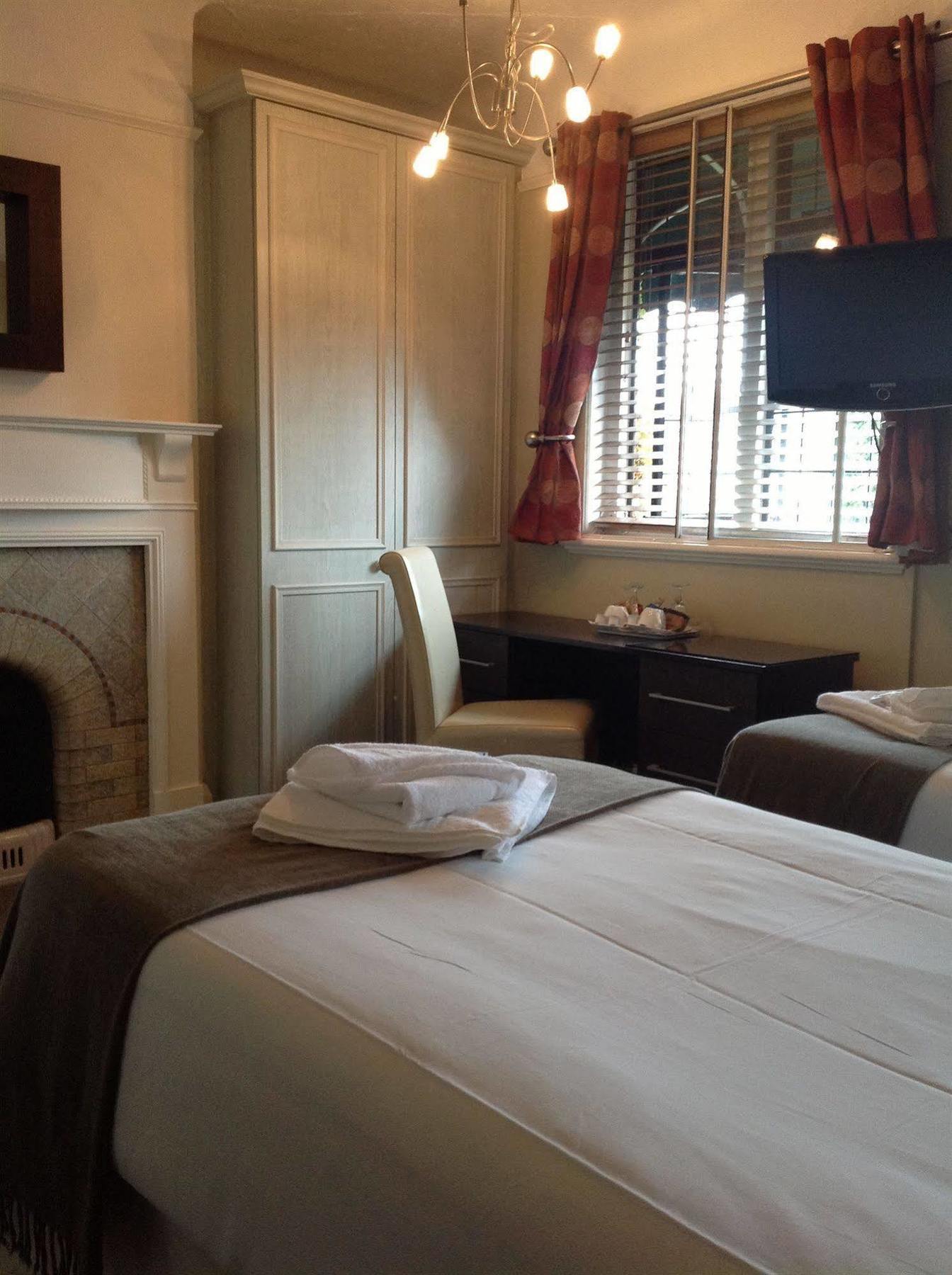 The Stag Enfield Hotel Екстериор снимка